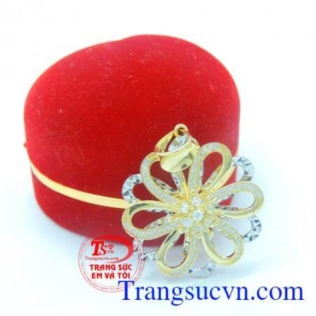 Mặt dây nữ vàng 10k tinh xảo được thiết kế hình bông hoa mang lại sự thanh lịch, tinh tế.