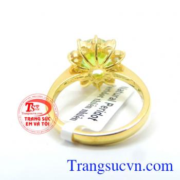 Peridot luôn là sự lựa chọn hàng đầu của bạn. Nhẫn nữ peridot vàng 14k nữ tính