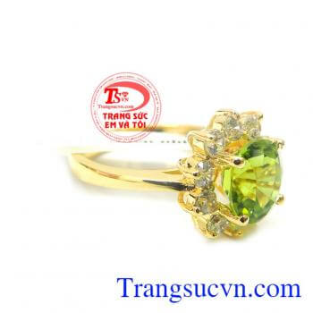 Dòng đá quý đẹp trường tồn với thời gian. Nhẫn nữ peridot vàng 14k nữ tính