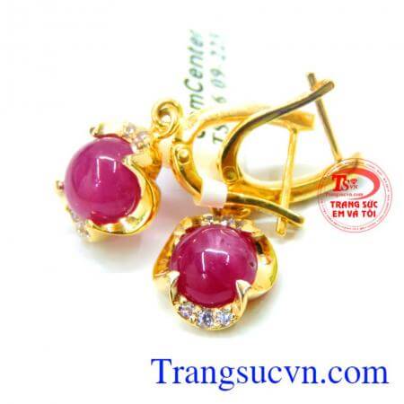 Hoa tai nữ ruby thiên nhiên quý phái với màu đá đỏ hồng hợp thời trang và hợp mệnh.