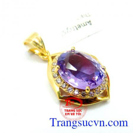 Mặt dây đá quý thạch anh tím TSVN đeo hợp thời trang.
