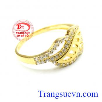 Bán sản phẩm nhẫn nữ bậc thang tình yêu rung động được làm bằng vàng 10k.