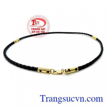 Sản phẩm dành dây da bọc vàng cho nam đeo cùng với mặt dây