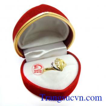 Nhẫn đeo nhỏ và xinh xinh trên ngón tay đeo nhẫn. Nhẫn nữ vàng 10k kiểu dáng đẹp