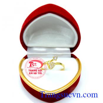 Nhẫn nữ vàng trái tim kết hợp đá Nhẫn vàng trái tim trong sạch với ước muốn làm chủ được trái tim chung tình cho người đeo.