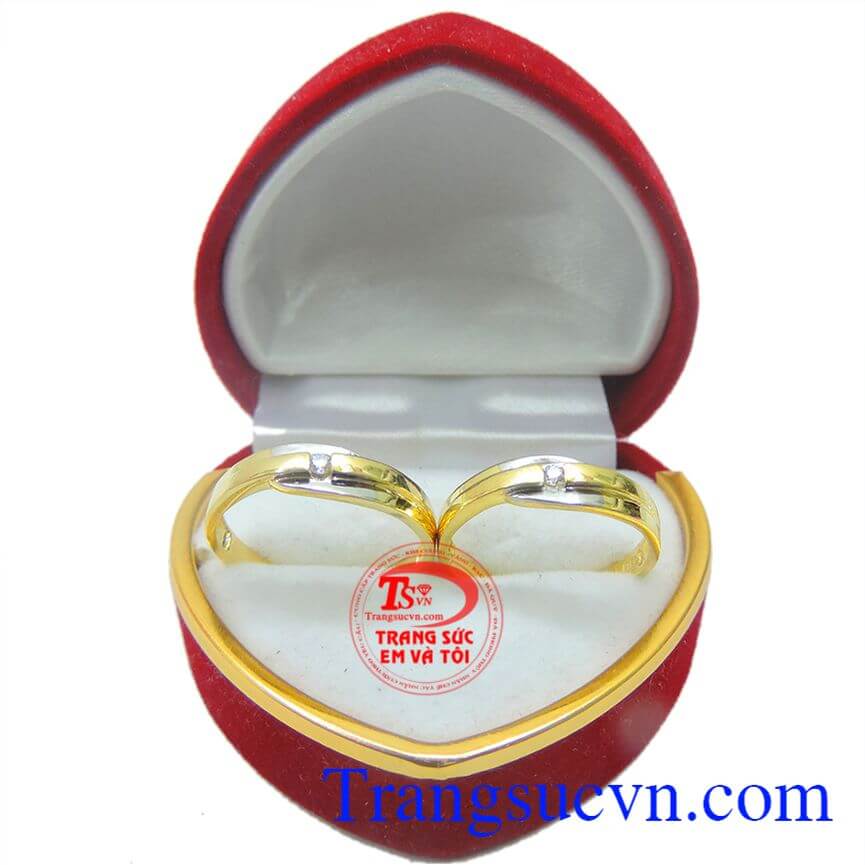 Cặp nhẫn cưới tượng trưng cho kết quả của tình yêu bền đẹp mang đến hạnh phúc vĩnh viễn cho các cặp đôi
