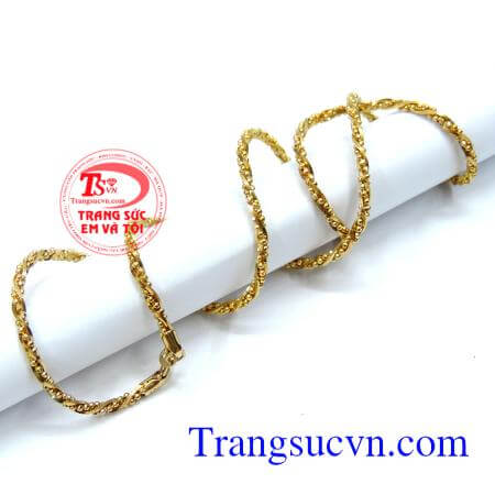 Dây chuyền nữ đẹp quý phái kết hợp với chiếc mặt dây chuyền nữ bằng và hoặc mặt đá quý làm tôn lên vẻ đẹp quyên rũ đẳng cấp