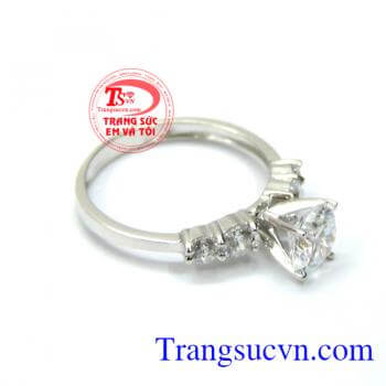 Thiết kế nữ tính, đính đá. Nhẫn nữ vàng trắng 18k sáng bóng