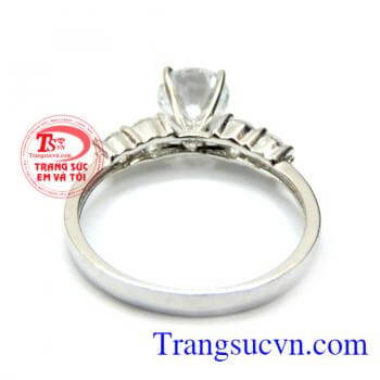Nhẫn nữ món quả nhỏ mà ý nghĩa lớn dành cho người phụ nữ quan trọng. Nhẫn nữ vàng trắng 18k sáng bóng