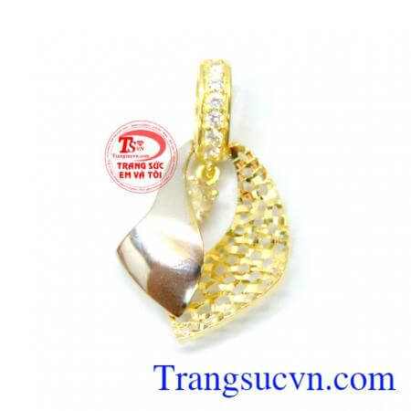 Mặt dây chuyền vàng 10k quý phái là mặt dây chuyền vàng tinh tế dành cho nữ.