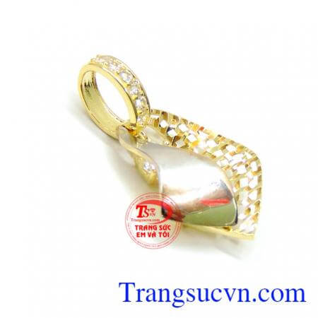 Mặt dây chuyền vàng món quà ý nghĩa cho phái đẹp, đeo cùng dây chuyền vàng,mặt dây nổi bật và tinh tế.