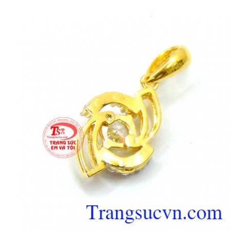 Mặt dây vòng xoáy may mắn vàng 10k có thể kết hợp nhiều kiểu trang phục.