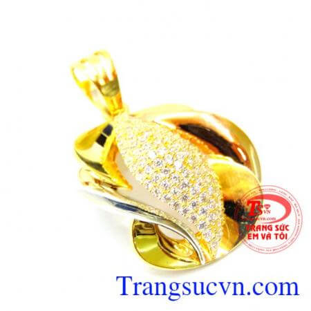Mặt dây nữ vàng 18k đính đá hiện đang được phái đẹp yêu thích.