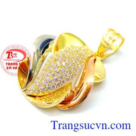 Trang sức Em và Tôi nhận đặt thiết kế theo sở thích của khách hàng, chất lượng sản phẩm luôn đi đầu. Mặt dây nữ vàng 18k đính đá 