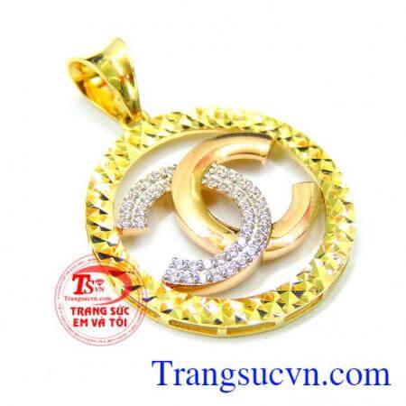Mặt dây chuyền 18k chanel đẹp tinh tế, có thể kết hợp với nhiều kiểu trang phục.