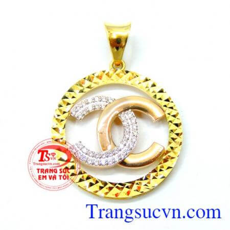 Mặt dây chuyền 18k chanel đẹp được chế tác tỉ mỉ, với sự kết hợp giữa vàng màu và vàng hồng làm nổi bật vẻ quyến rũ cho người đeo.