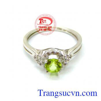 Bán nhẫn peridot thiên nhiên ánh lục tỏa sáng trên vòng nhẫn vàng trắng 18k. 