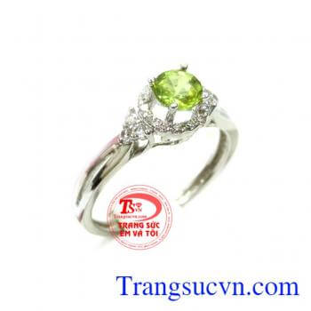 Peridot thiên nhiên cam kết 100% về chất lượng sản phẩm. Nhẫn nữ đá quý peridot cá tính