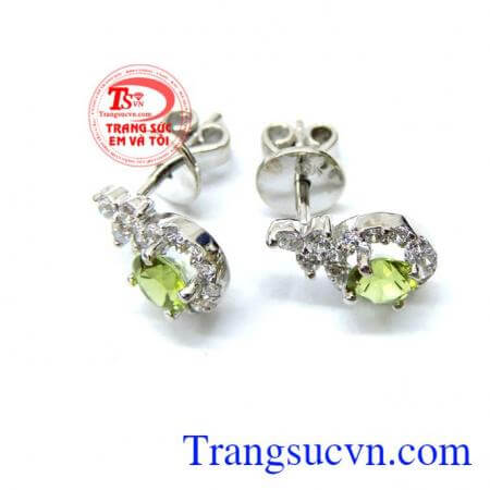 Peridot là loại đá có màu sắc kết hợp giữa vàng cao quý và xanh lục hi vọng nên nó giúp người đeo xua tan nỗi sợ hãi trong đêm tối và đem lại cho họ đức tính ôn hòa