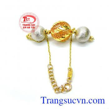 Đeo lắc tay vàng tây hợp thời trang. Lắc tay vàng nữ hạt trẻ trung