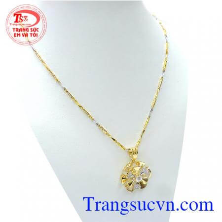 Bộ dây chuyền vàng nữ cá tính mang lại nét cá tính, quyến rũ cho người đeo.