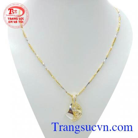 Bộ dây chuyền vàng mặt dây nữ tính là sản phẩm được các bạn nữ yêu thích