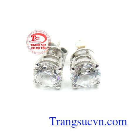 Hoa tai vàng trắng kim cương duyên dáng sản phẩm được bảo hành 12 tháng.