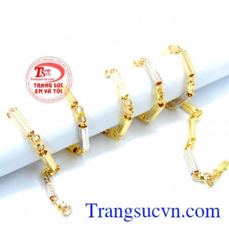 Dây chuyền đa dạng mẫu dây vàng và kiểu phù hợp mọi lứa luổi có thể đeo làm tôn lê sự tinh tế và lịch lãm cho bản thân