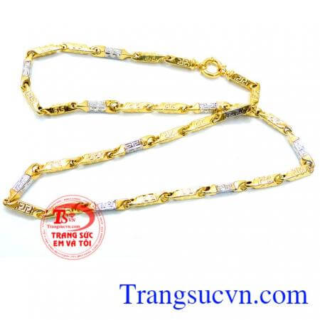 Dây chuyền nam kiểu dáng mạnh mẽ là dây chuyền đa dạng mẫu dây vàng và kiểu phù hợp mọi lứa luổi có thể đeo làm tôn lê sự tinh tế và lịch lãm cho bản thân