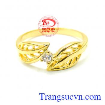 Nhẫn nữ lá vàng kết đá đẹp là một trong những chiếc nhẫn nữ vàng tây đẹp.