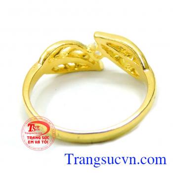 Nhẫn nữ đẹp đeo hợp làm tôn lên vẻ đẹp dịu hiền của phái đẹp. Nhẫn nữ lá vàng kết đá đẹp