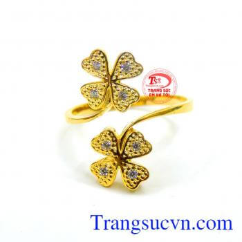 Chiếc nhẫn nữ đeo hợp thời trang. Nhẫn nữ vàng đôi hoa xành điệu