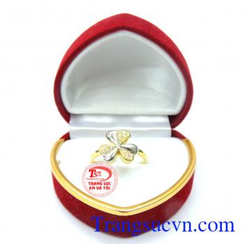 Nhẫn nữ bông hoa 3 cánh hạnh phúc là Chiếc Nhẫn hoa vàng hạnh phúc. 