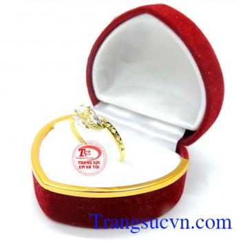 Nhẫn nữ đá kết kiểu giáng mới lạ chế tác tinh tế mang đến những đường nét sáng,bóng bền đẹp.