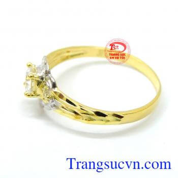 Nhẫn đeo nhỏ và xinh xinh trên ngón tay đeo nhẫn. Nhẫn nữ gắn kim cương trẻ trung