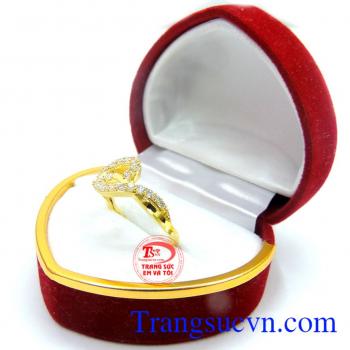 Nhẫn nữ cuộn xoắn đá kết may mắn là nhẫn nữ vàng tây 10k.