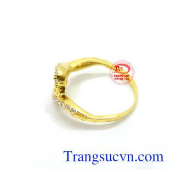 Nhẫn nữ đẹp, tinh tế, là món quà ý nghĩa cho người phụ nữ của bạn. Nhẫn nữ cuộn xoắn đá kết may mắn