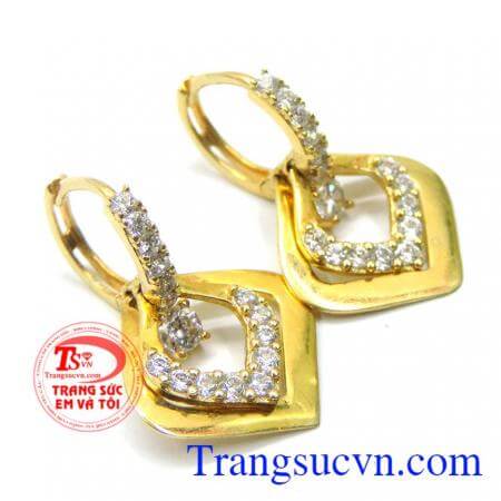 Hoa tai kiểu lá quý phái mang đến vẻ đẹp thời trang quý phái cho người đeo.