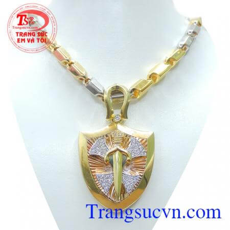 Bộ dây khiên nam tính sang trọng là bộ trang sức nam vàng đẹp kết hợp dây chuyền sang trọng với mặt dây làm tôn lên được vẻ đẹp sang trọng cao quý của người đàn ông lịch lãm sang trọng