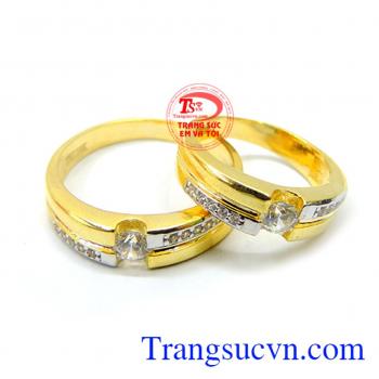 Nhẫn cưới vàng tây ngọt ngào là biểu tượng sự ràng buộc của giữa hai con người, vững bền, lâu dài vĩnh viễn