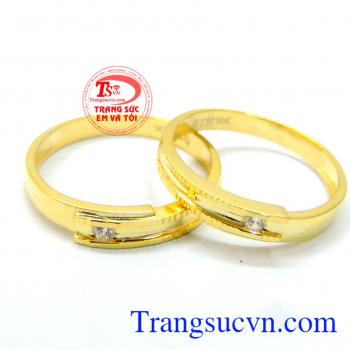 Nhẫn cưới sang trọng vàng 10k là minh chứng tình yêu cho đôi trai gái yêu nhau thể hiện được sự yêu thương tình chung thủy của đôi trai gái trao cho nhau