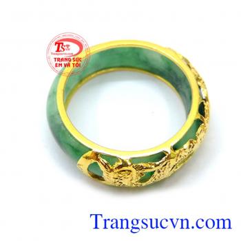 Nhẫn ngọc cẩm thạch bọc rồng vàng