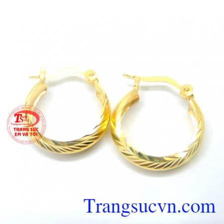 Đôi hoa tai giá rẻ vàng 10k phù hợp với tất cả kiểu trang phục.