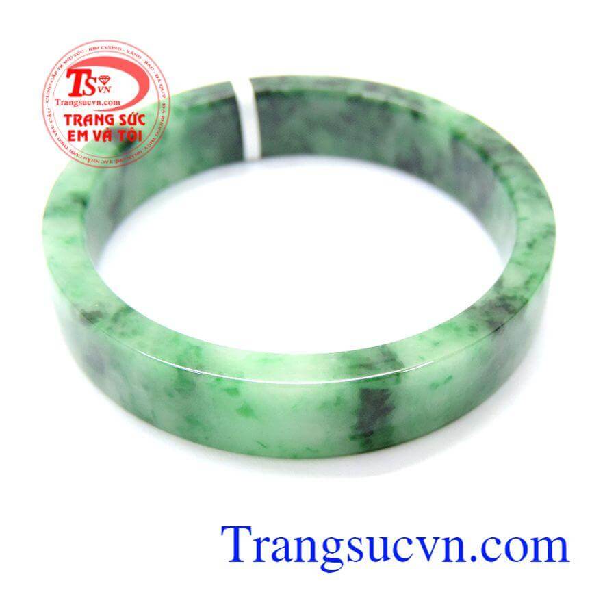 Chiếc vòng ngọc nữ tính bản vuông