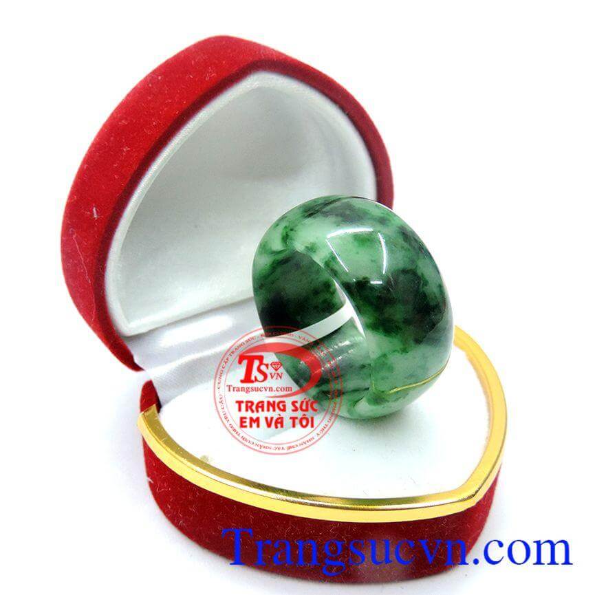 Nhẫn ngọc mang lại may mắn