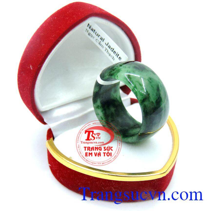 Nhẫn ngọc đẹp mang lại may mắn
