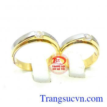 Nhẫn cưới còn là biểu trưng cho sự thủy chung, lâu bền, mang ý nghĩa nghiêm túc hơn vì kể từ khi họ trao nhẫn cưới cho nhau họ đã chính thức làm vợ chồng