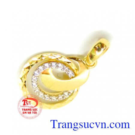Mặt dây chuyền vàng mang lại vẻ đẹp giản nhưng tôn lên được sự cao quý làm cho nổi bật trước mọi người