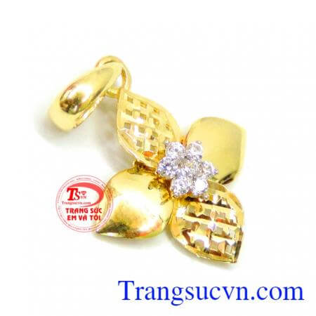 Mặt dây chuyền vàng nữ bông hoa 4 cánh đẹp gắn đá kết sáng bóng