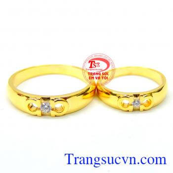 Khi chiếc nhẫn cưới được lồng vào tay nó là biểu tượng sự ràng buộc của giữa hai con người, vững bền, lâu dài vĩnh viễn